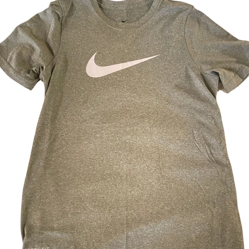 Nike Dri-Fit Short Sleeve Tee Gray AR5307-063 Boys Training T-Shirt Size Medium